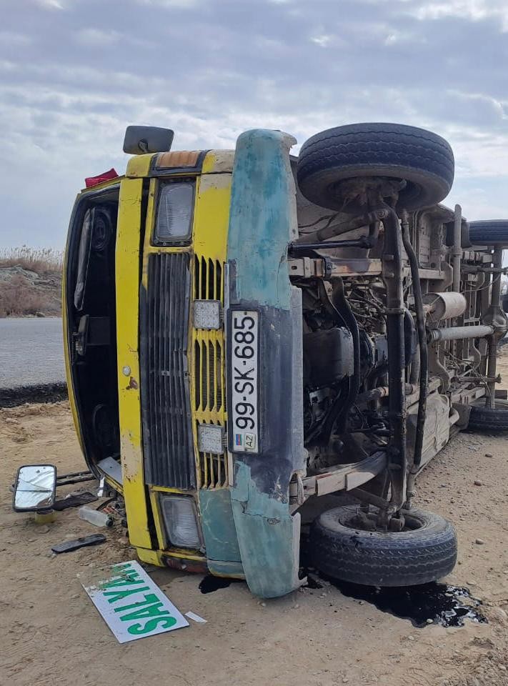 Salyanda avtobus aşdı - 8 nəfər yaralandı (FOTO)